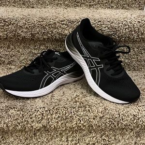 Mens ASICS Sz 9 worn once